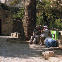 Беседа стариков в посёлке Сиурана де Прадес в провинции Таррагона